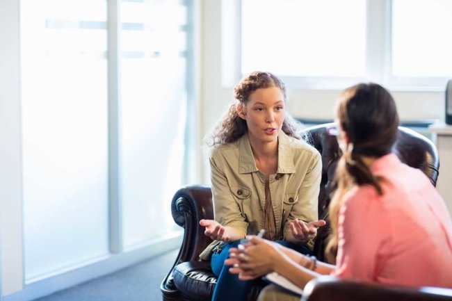 a woman asking a counselor how long does it take to detox from alcohol