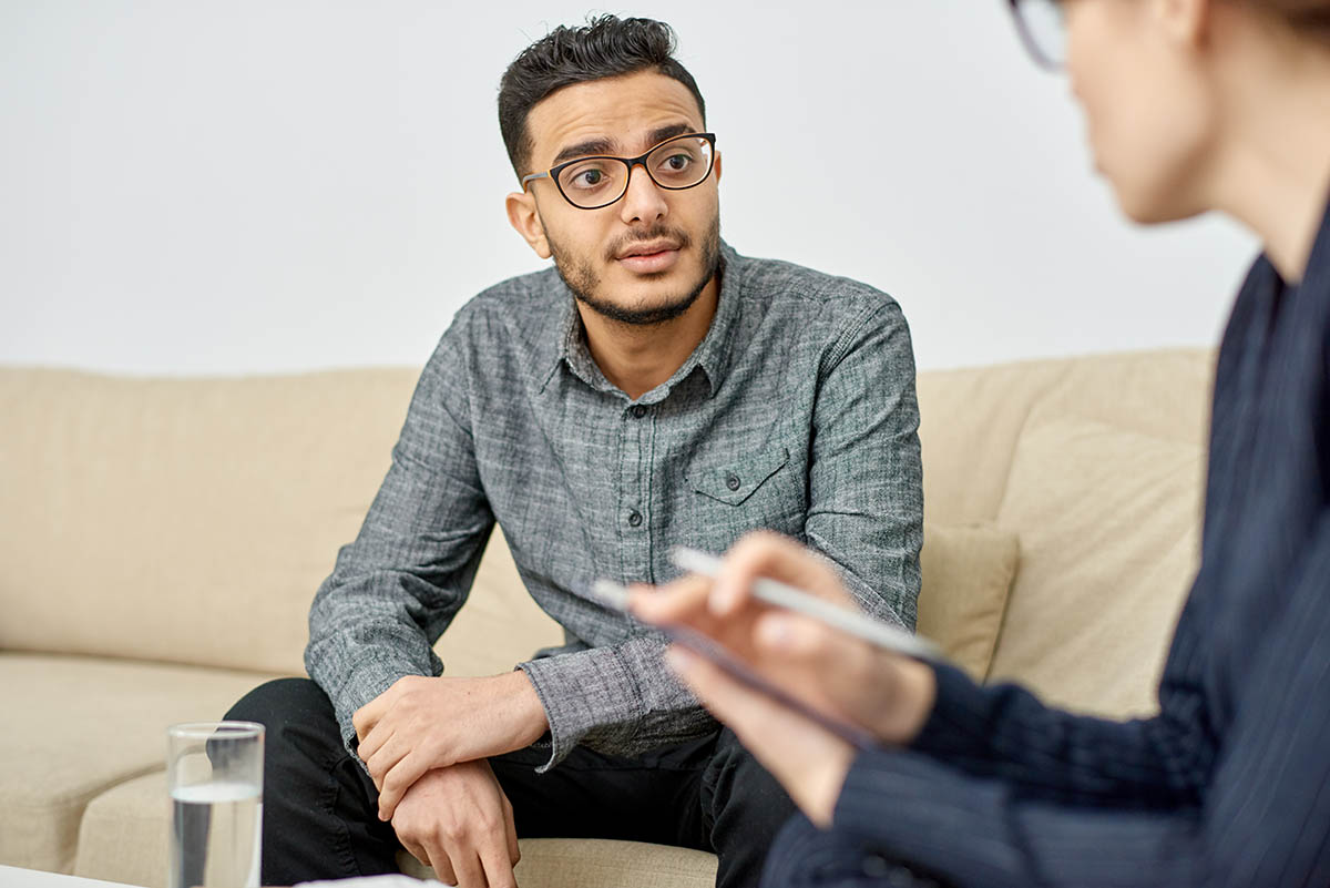 two people discussing the symptoms of heroin withdrawal