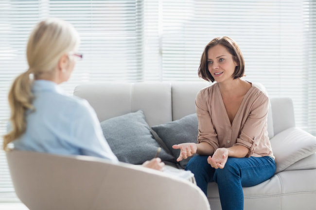 woman and therapist talking about psychotherapy