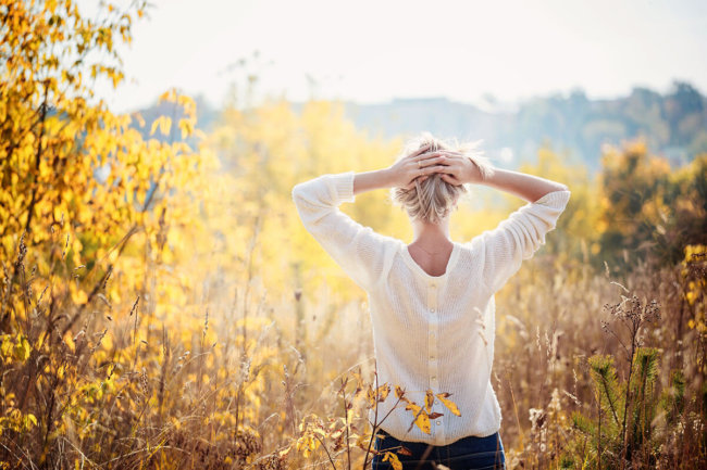woman in a sunny field thinking about relapse prevention techniques