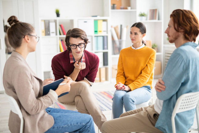 what is a 12 step program people sitting in a group therapy circle