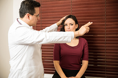 therapist performing EMDR therapy on woman