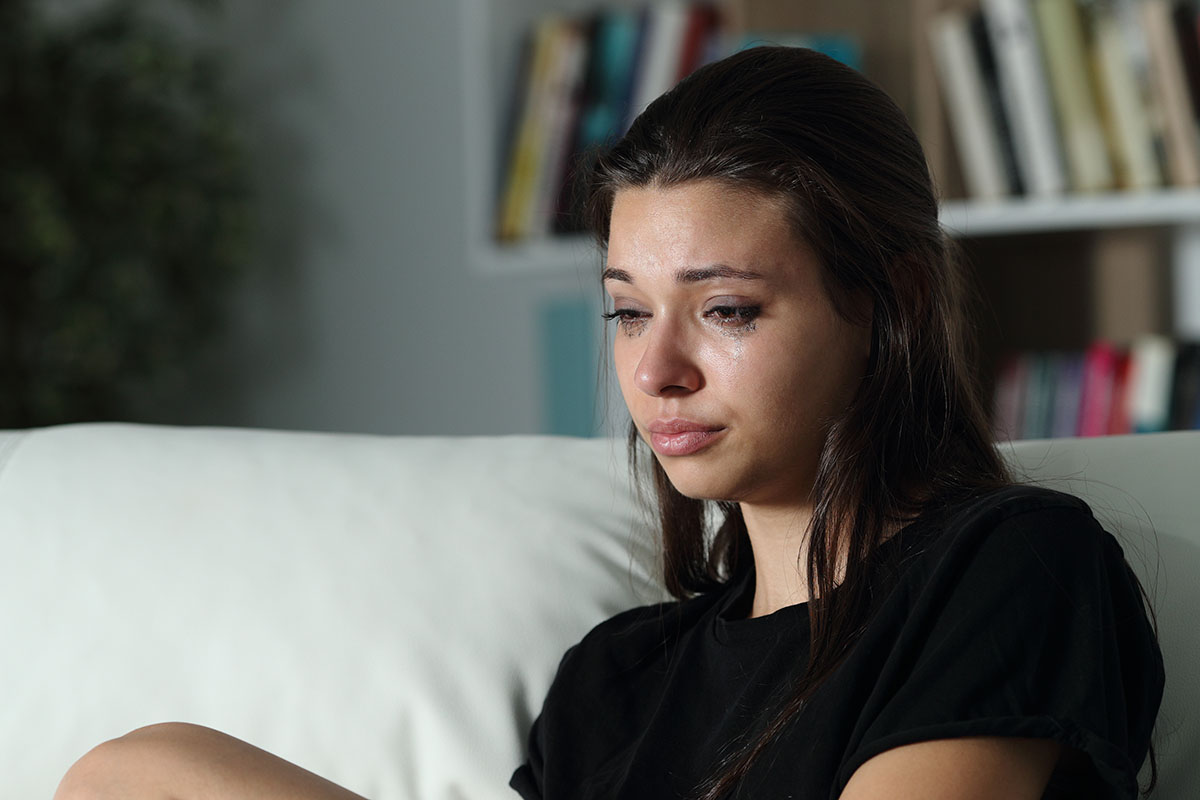 woman crying and experiencing heroin side effects