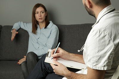 therapist talking to woman at the Detox Center Near Houston