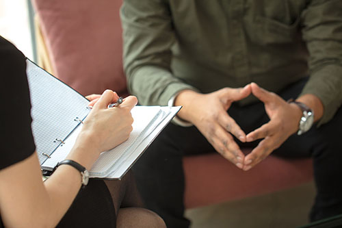 Two people discussing opiate withdrawal symptoms