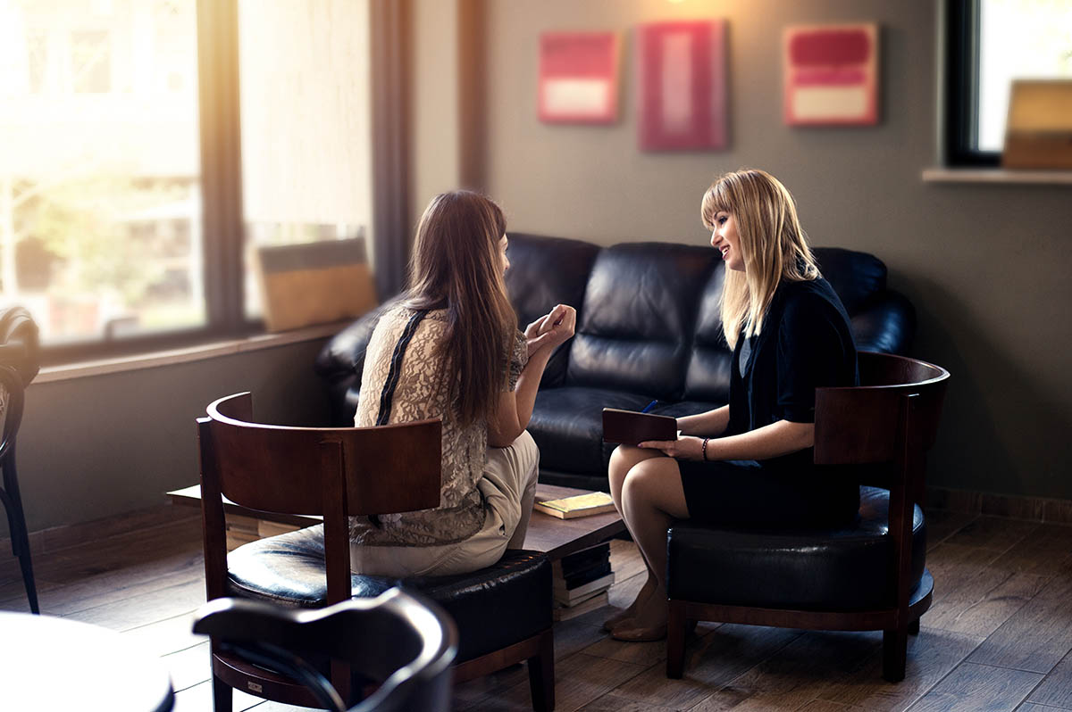 Two women discuss the side effects of heroin